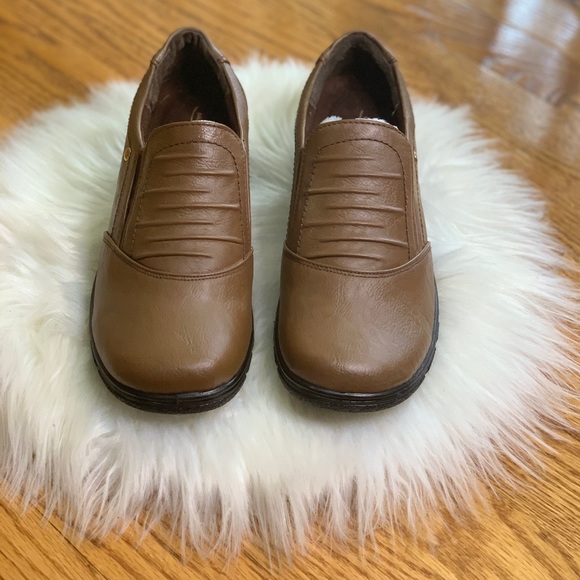 Easy Street Women's Slip On Proctor Flat, Tan/Gore, 6.5 M - Picture 2 of 9